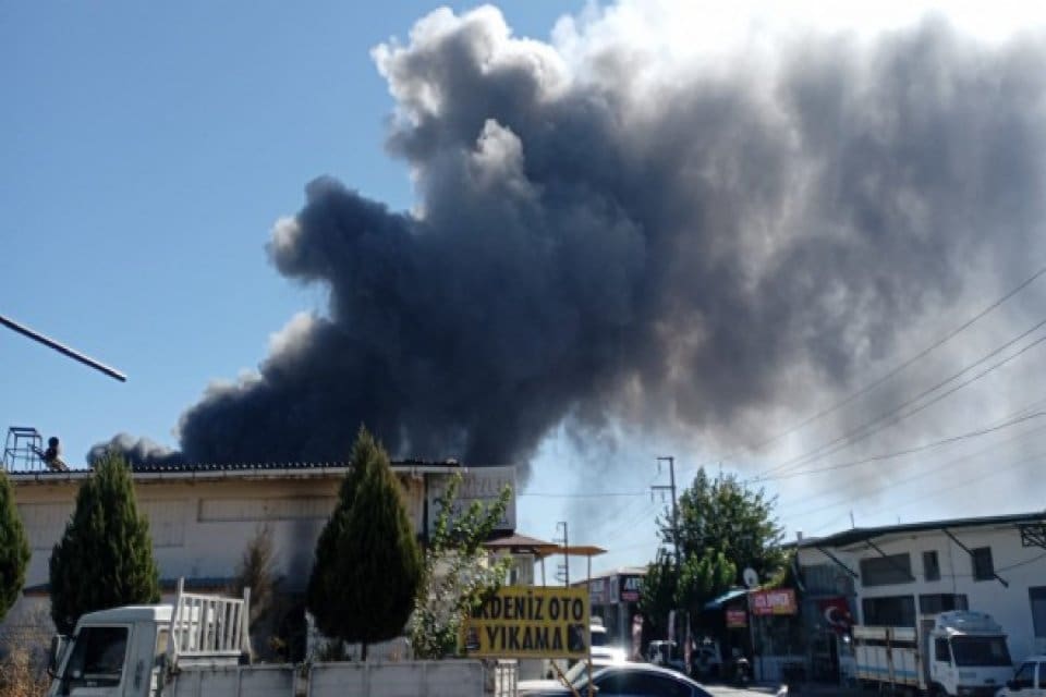 Torbalı il&ccedil;esinde yatak fabrikasında &ccedil;ıkan yangına m&uuml;dahale ediliyor. &nbsp; İzmir'in
