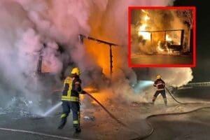 İzmir-Aydın yolunda, kargo y&uuml;kl&uuml; TIR'da&nbsp;seyir halindeyken &ccedil;ıkan yangın,&nbsp;itfaiyecilerin&nbsp;m&uuml;dahalesiyle&nbsp;s&ouml;nd&uuml;r&uuml;ld&uuml;. TIR ve&nbsp;kargolar,