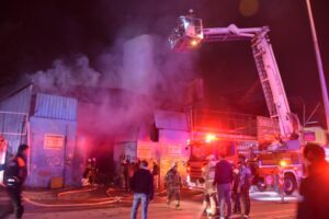 İzmir'in Bornova ilçesinde bir geri dönüşüm deposunda çıkan yangın, itfaiye ekiplerinin müdahalesiyle kontrol