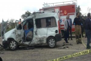 İzmir'in Urla il&ccedil;esinde kamyonet ile &ccedil;arpışan hafif ticari aracın s&uuml;r&uuml;c&uuml;s&uuml;