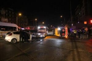 İzmir'in Karşıyaka il&ccedil;esinde, otomobil ile &ccedil;arpışan ambulans devrildi, kazada 1