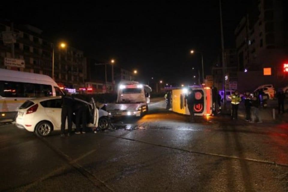 İzmir'in Karşıyaka il&ccedil;esinde, otomobil ile &ccedil;arpışan ambulans devrildi, kazada 1