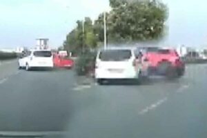 İZMİR'in Bayraklı ilçesinde, hafif ticari aracın çarptığı otomobil yan yatarken