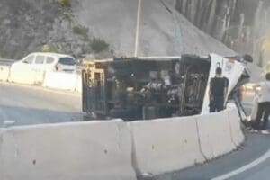 İzmir'in Bayraklı il&ccedil;esinde, kontrolden &ccedil;ıkan&nbsp;kamyonetin beton bariyere &ccedil;arptığı kazada s&uuml;r&uuml;c&uuml;