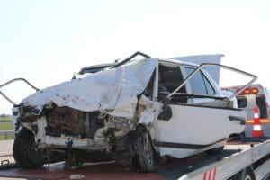 Bergama'da&nbsp;lastiğinin patlaması sonucu karşı şeride ge&ccedil;en otomobilin başka bir otomobille