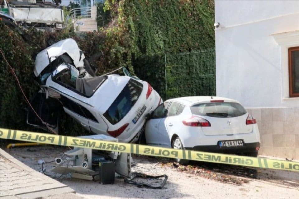 İzmir'in Narlıdere il&ccedil;esinde yokuş aşağıya inen kamyonun &ccedil;arptıktan sonra s&uuml;r&uuml;kleyerek