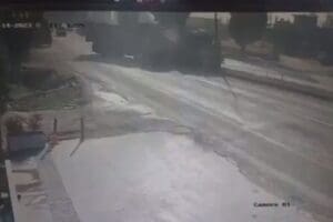 İzmir'in&nbsp;Torbalı il&ccedil;esinde, TIR ile kamyonun &ccedil;arpıştığı kaza anı&nbsp;g&uuml;venlik kamerasına yansıdı.