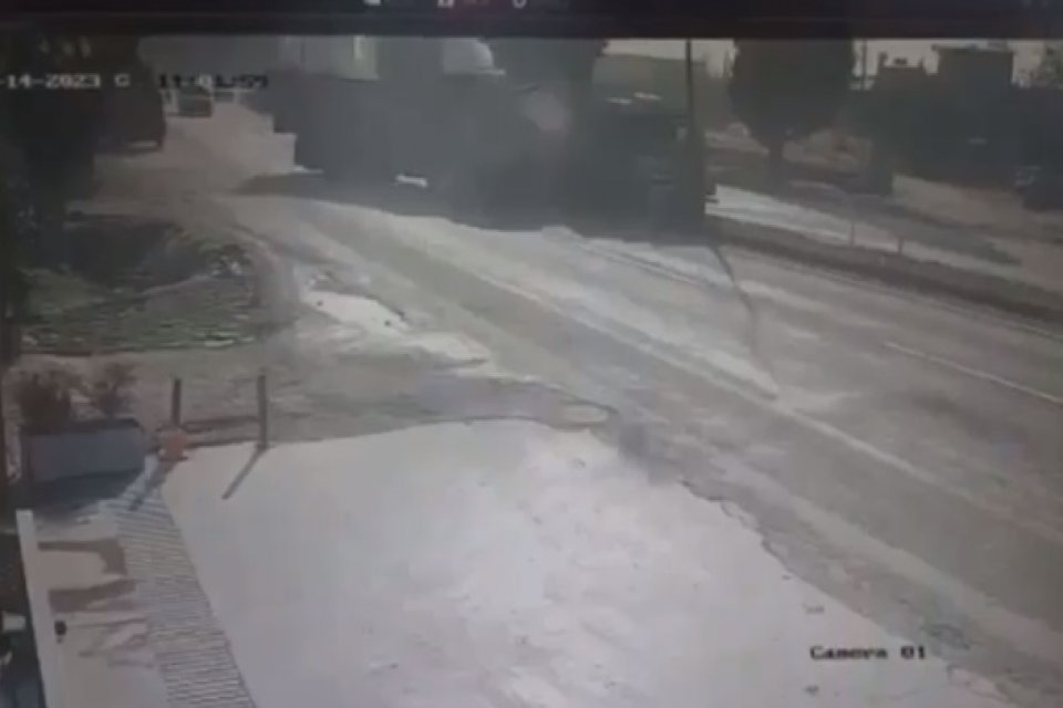 İzmir'in&nbsp;Torbalı il&ccedil;esinde, TIR ile kamyonun &ccedil;arpıştığı kaza anı&nbsp;g&uuml;venlik kamerasına yansıdı.