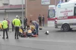 Konak il&ccedil;esinde, motosiklet ve otomobilin &ccedil;arpışması sonucu ağır yaralanan motosiklet