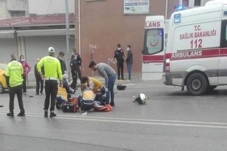 Konak il&ccedil;esinde, motosiklet ve otomobilin &ccedil;arpışması sonucu ağır yaralanan motosiklet