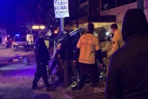 İzmir'in Menemen il&ccedil;esinde elektrik direğine &ccedil;arpan otomobilin s&uuml;r&uuml;c&uuml;s&uuml; hayatını kaybetti.