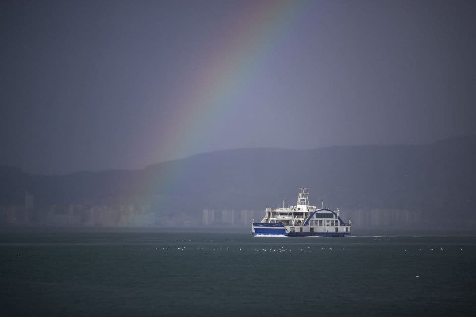 İzmir K&ouml;rfezi&rsquo;nde ulaşımı sağlayan İZDENİZ&rsquo;e bağlı feribotların &uuml;cret tarifesi g&uuml;ncellendi.