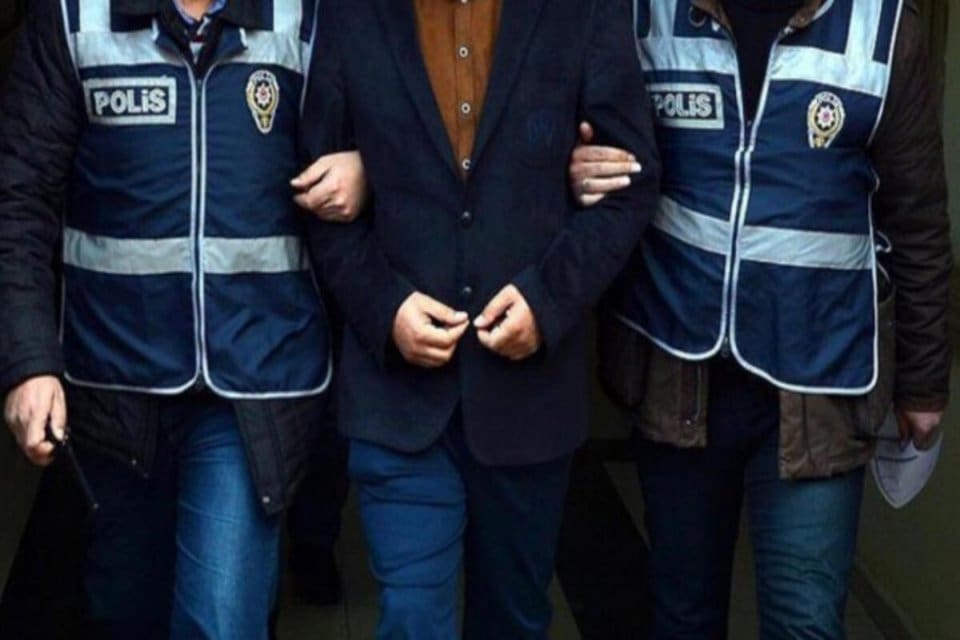 İzmir'de FET&Ouml;/PDY'nin, T&uuml;rk Silahlı Kuvvetleri (TSK) yapılanmasına &uuml;ye olduğu gerek&ccedil;esiyle