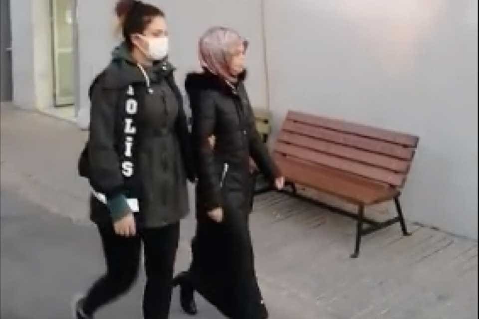 İzmir'de, FET&Ouml;/PDY'ye y&ouml;nelik y&uuml;r&uuml;t&uuml;len soruşturmada, 'ByLock' kullandığı tespit edilip, &ouml;rg&uuml;t