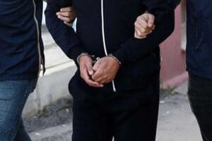 İzmir'de, FET&Ouml;/PDY'ye y&ouml;nelik y&uuml;r&uuml;t&uuml;len soruşturma kapsamında, burs gibi y&ouml;ntemlerle para