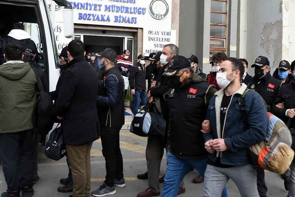 İzmir'de FET&Ouml;/PDY'nin g&uuml;ncel ve eğitim yapılanmasına y&ouml;nelik d&uuml;zenlenen operasyonlarda g&ouml;zaltına