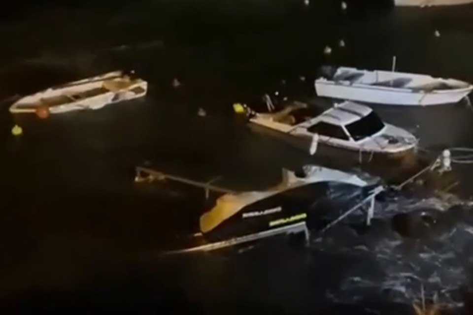 İzmir'in Seferihisar il&ccedil;esinde, d&uuml;n akşam saatlerinde etkisini g&ouml;steren fırtına nedeniyle