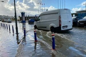 İzmir'de fırtına bug&uuml;n de hayatı olumsuz etkiledi. R&uuml;zgarın y&ouml;n değiştirmesi