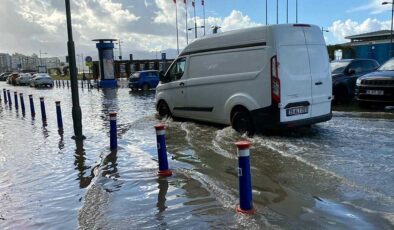 İzmir'de fırtına nedeniyle deniz yine taştı, Kordon sular altında.. İşyerlerini de su bastı
