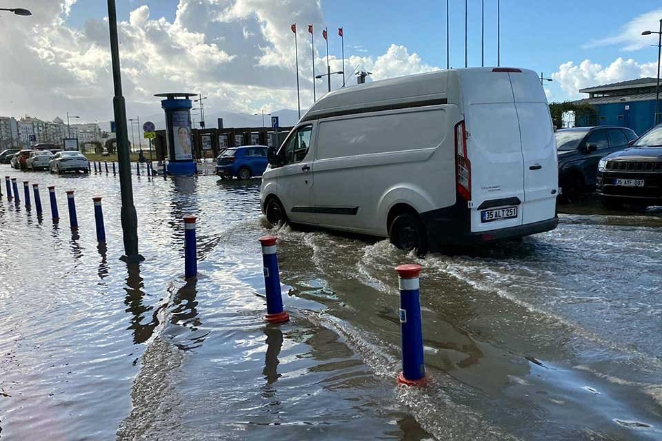 İzmir'de fırtına bug&uuml;n de hayatı olumsuz etkiledi. R&uuml;zgarın y&ouml;n değiştirmesi