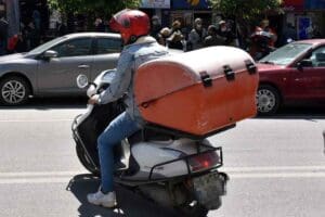 İZMİR'de, d&uuml;n etkili olan kuvvetli r&uuml;zgar dinince motosikletli kurye, motosiklet