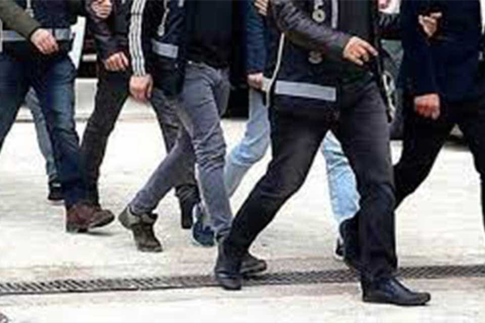 İzmir'de Fethullah&ccedil;ı Ter&ouml;r &Ouml;rg&uuml;t&uuml;&rsquo;ne (FET&Ouml;) y&ouml;nelik y&uuml;r&uuml;t&uuml;len soruşturma kapsamında, &lsquo;Gaybubet