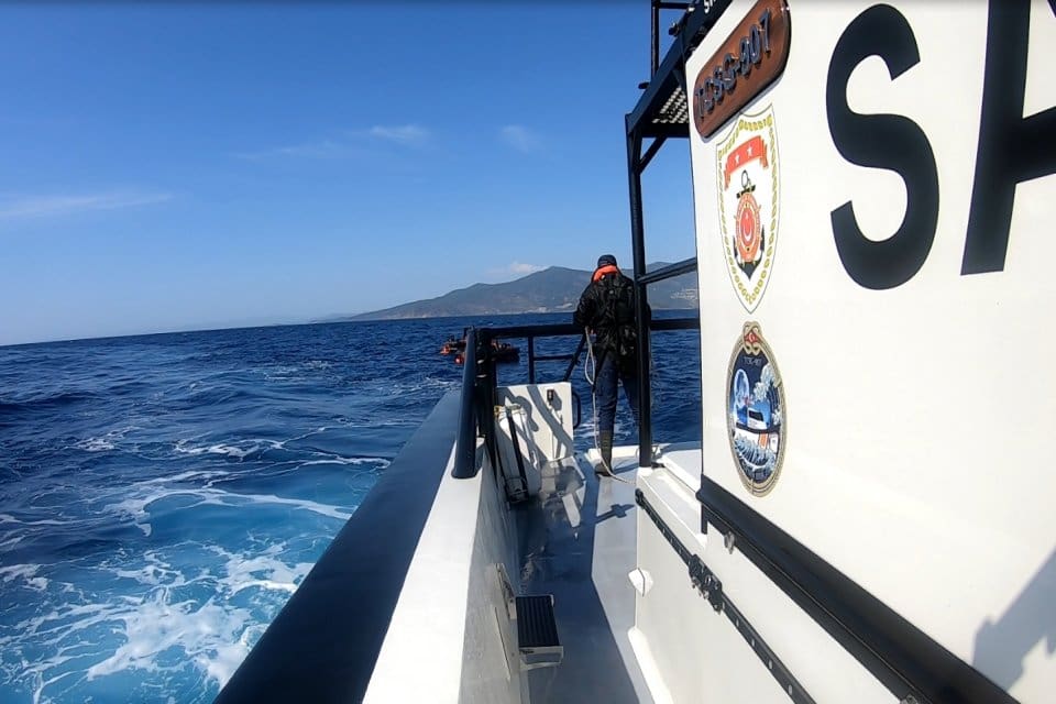 İzmir'de Fo&ccedil;a ve Dikili'de Yunan unsurları tarafından itilen 81 g&ouml;&ccedil;men