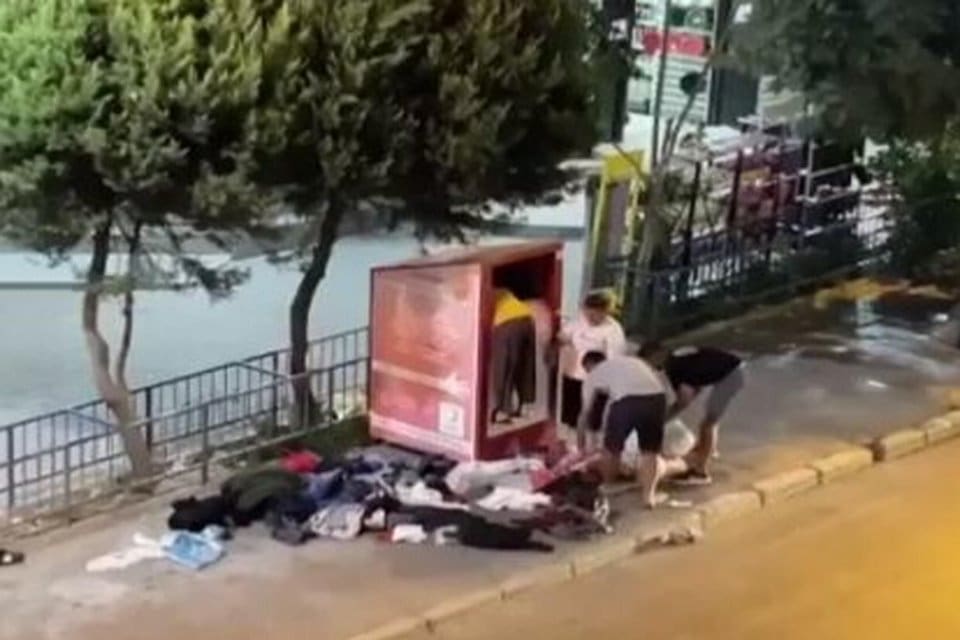 İZMİR'in Karabağlar il&ccedil;esinde, ihtiya&ccedil; sahibi kişiler i&ccedil;in yerleştirilen giysi kutusundaki