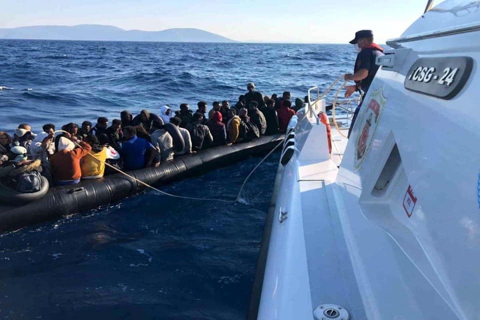 İzmir a&ccedil;ıklarında Yunanistan unsurlarınca T&uuml;rk karasularına geri itilen 46 d&uuml;zensiz
