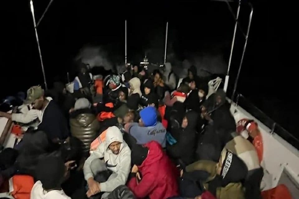 İzmir'in &Ccedil;eşme, Menderes ve Dikili il&ccedil;eleri a&ccedil;ıklarında 130 d&uuml;zensiz g&ouml;&ccedil;men