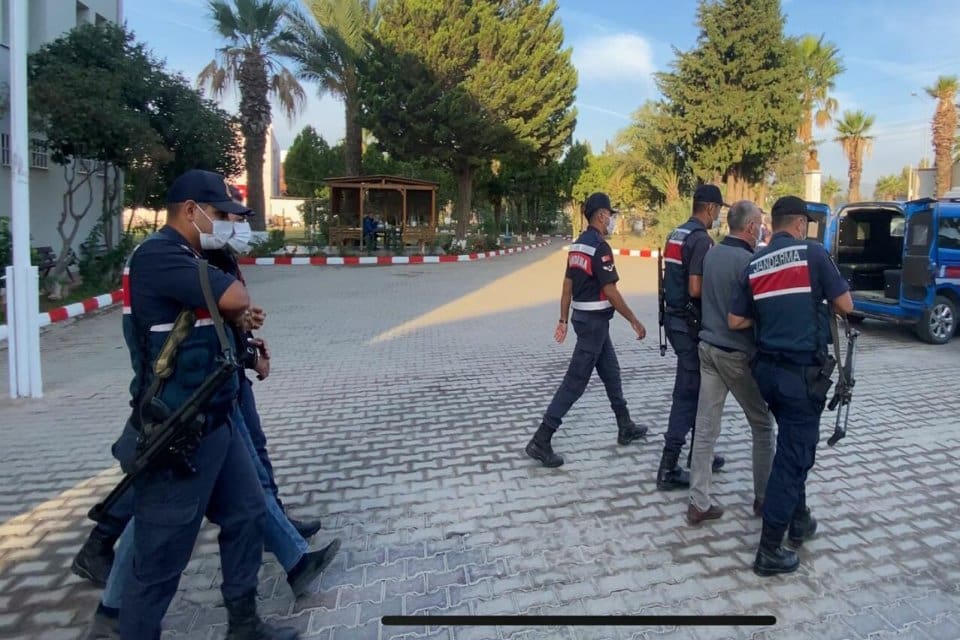 İzmir'in Seferihisar il&ccedil;esinde, g&ouml;&ccedil;men ka&ccedil;ak&ccedil;ılarına y&ouml;nelik jandarma operasyonunda 86 d&uuml;zensiz&nbsp;g&ouml;&ccedil;menle