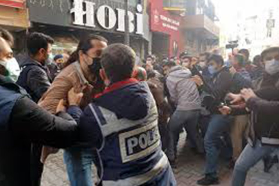 İzmir'in Konak ilçesinde, Boğaziçi Üniversitesi'ndeki olaylara destek vermek için izinsiz