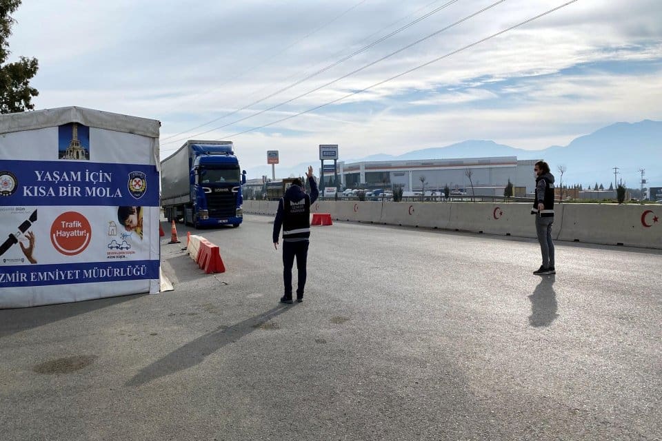 İZMİR'de, polisin ş&uuml;pheli bir TIR'a yaptığı operasyonda, g&uuml;mr&uuml;k ka&ccedil;ağı olduğu