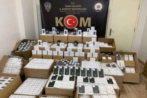 İZMİR'de, g&uuml;mr&uuml;k ka&ccedil;ağı olduğu belirlenen 2 bin 415 akıllı telefon