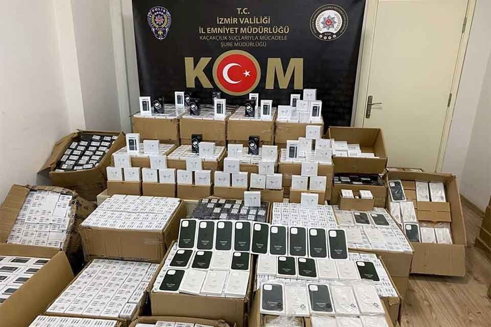 İZMİR'de, g&uuml;mr&uuml;k ka&ccedil;ağı olduğu belirlenen 2 bin 415 akıllı telefon