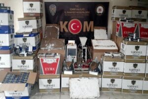 İzmir&rsquo;in 5 farklı il&ccedil;esinde polisin d&uuml;zenlediği operasyonda &ccedil;ok sayıda makaron