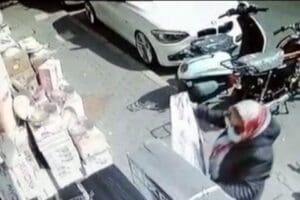 İzmir!in Karabağlar il&ccedil;esinde bir kadının, beyaz eşya mağazası &ouml;n&uuml;nde duran
