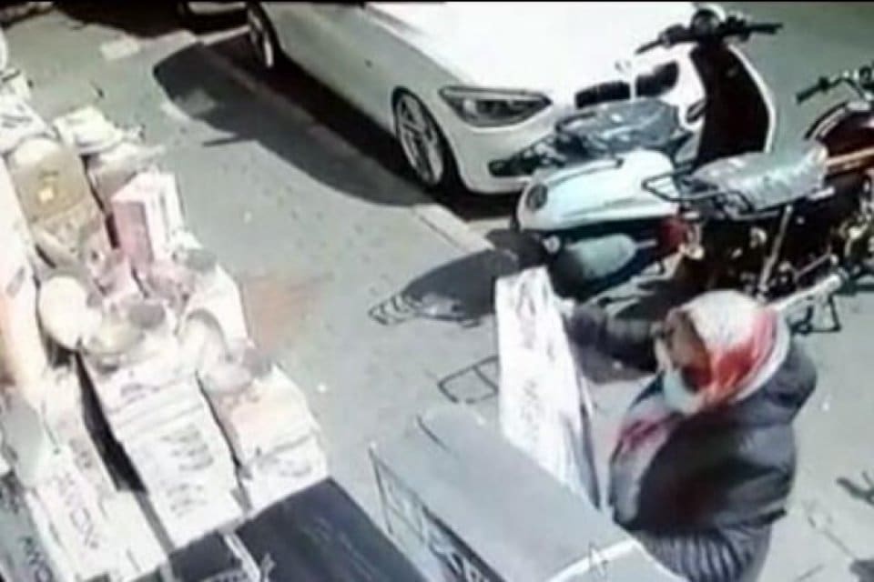 İzmir!in Karabağlar il&ccedil;esinde bir kadının, beyaz eşya mağazası &ouml;n&uuml;nde duran