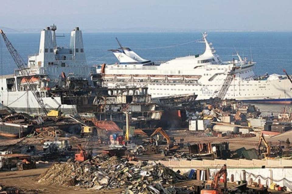 İzmir'in Aliağa il&ccedil;esindeki bir tersanede yolcu gemisinin s&ouml;k&uuml;m&uuml; sırasında halat