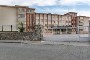 Bornova İmam Hatip Ortaokulu&rsquo;nda haremlik selamlık eğitim başladı. Kız ve