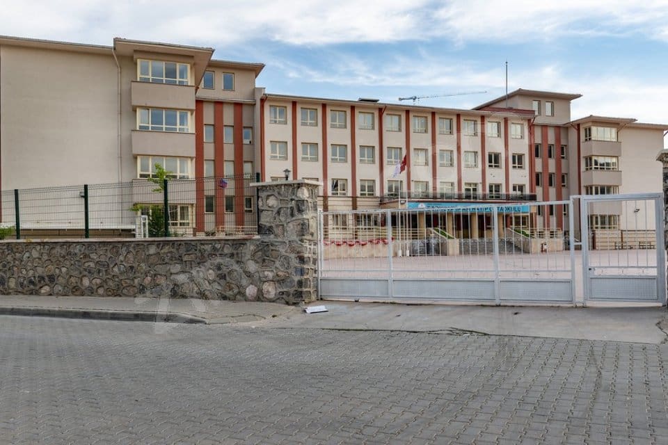 Bornova İmam Hatip Ortaokulu&rsquo;nda haremlik selamlık eğitim başladı. Kız ve
