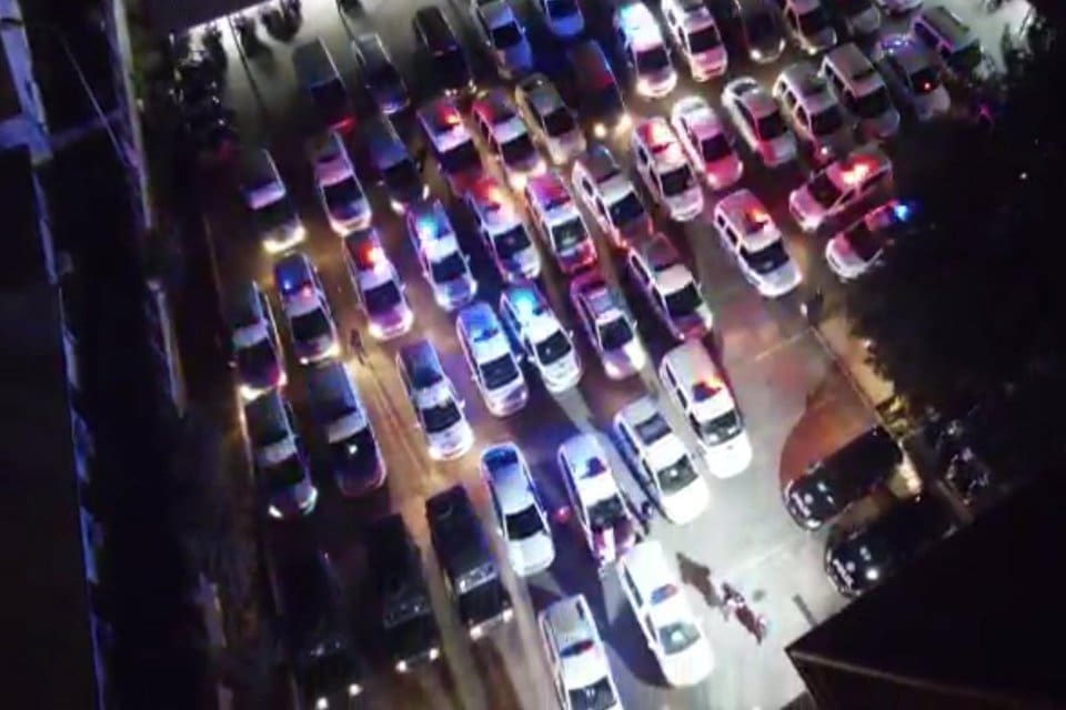 İzmir'de &ccedil;eşitli su&ccedil;lardan aranan 32 ş&uuml;pheli, polis ekiplerinin d&uuml;zenlediği eş