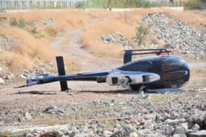 İzmir'in &Ccedil;iğli il&ccedil;esinde, kalkışa hazırlanan helikopter, pilotun kontrol&uuml;nden &ccedil;ıkıp kendi