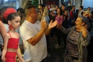 İZMİR'de, baharın m&uuml;jdecisi Hıdırellez y&uuml;zlerce kişinin katılımıyla coşkuyla kutlandı. Roman