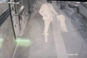 İzmir'deki ikinci el bilgisayar malzemeleri satan iş yerinin iki g&uuml;venlik