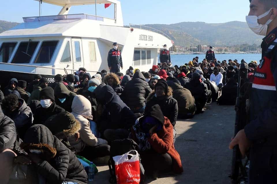 İzmir'in Fo&ccedil;a il&ccedil;esinde, jandarma, MİT ve sahil g&uuml;venlik ekiplerince insansız