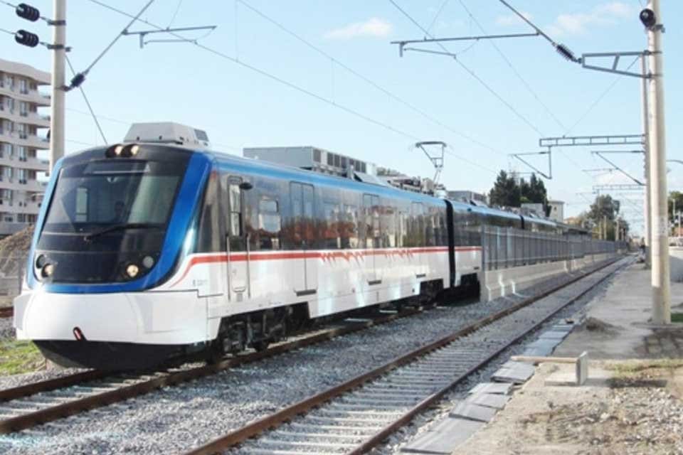 İzmir'de tren sinyalizasyon hattındaki kabloların kesilmesi nedeniyle İzban seferlerinde aksama