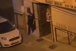 İzmir'de kimliği belirsiz bir şahıs, kız &ouml;ğrenci yurdunun karşısına ge&ccedil;ip