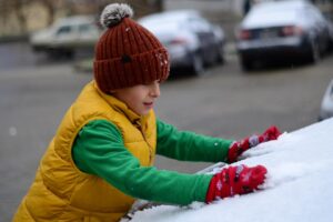 İzmir'in yüksek kesimlerinde etkili olan kar yağışında, vatandaşlar kar topu