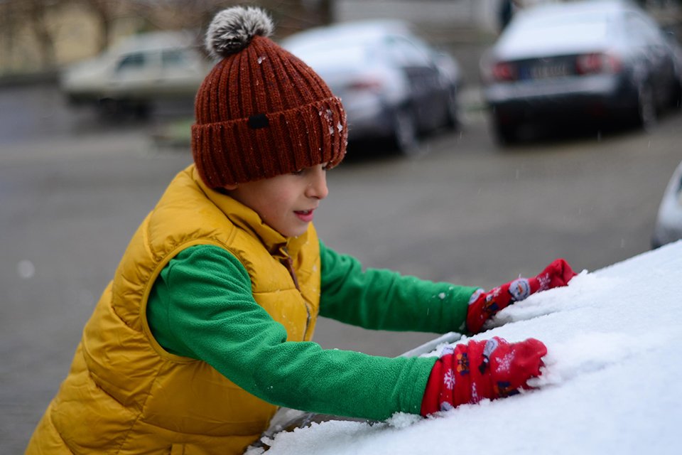 İzmir'in yüksek kesimlerinde etkili olan kar yağışında, vatandaşlar kar topu